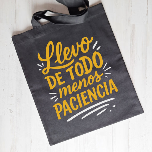 Llevo de todo menos paciencia · Tote bag