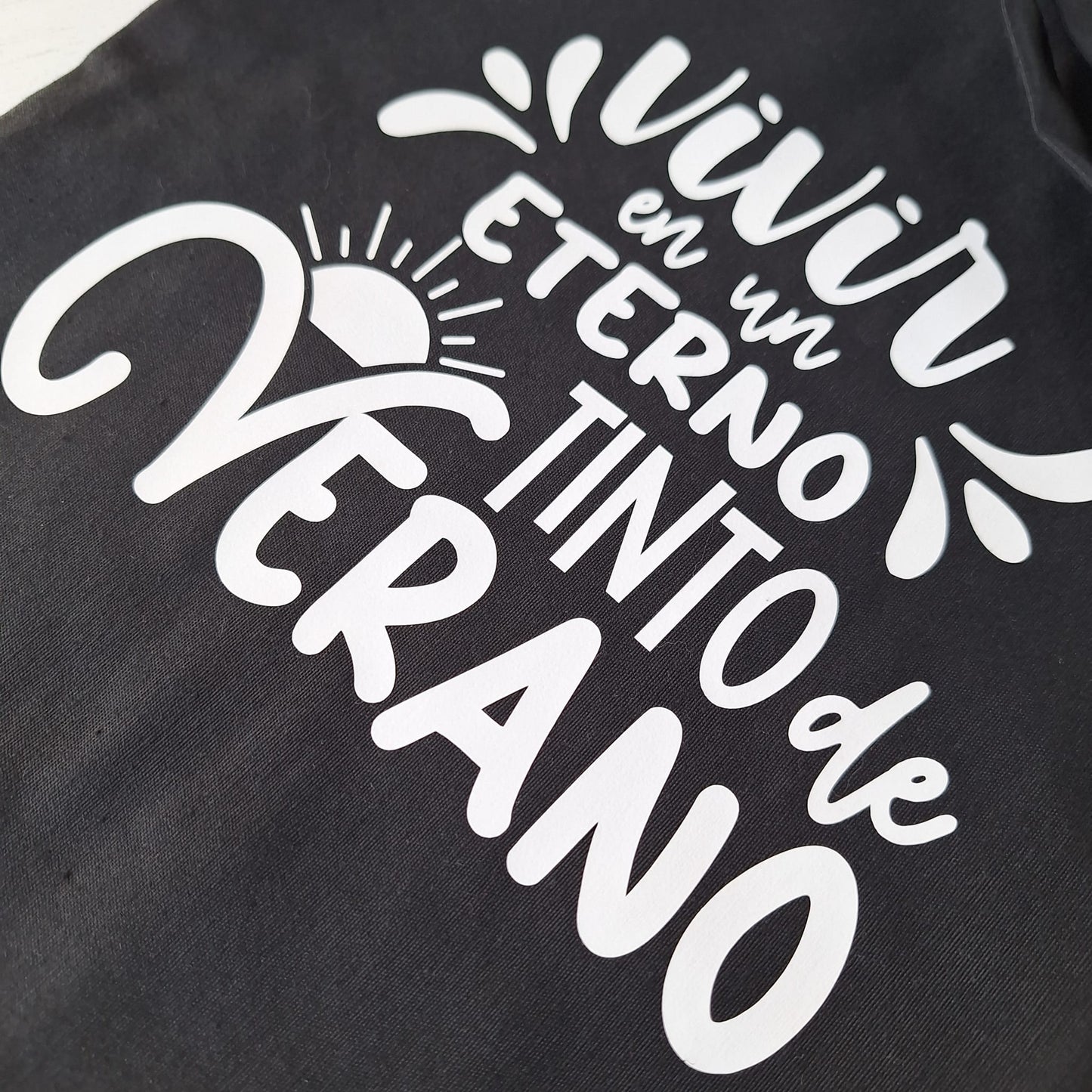 Vivir en un eterno tinto de verano · Tote bag