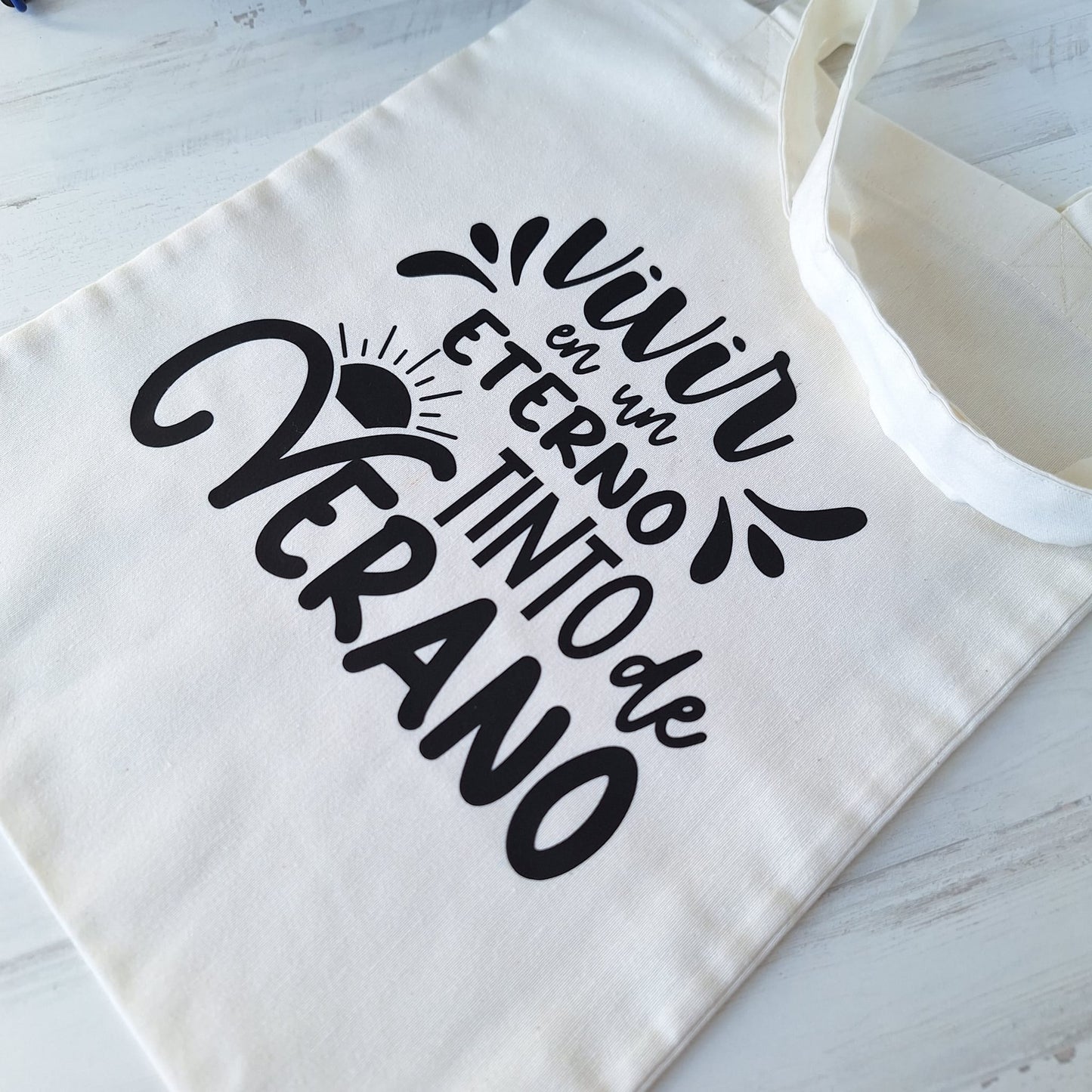 Vivir en un eterno tinto de verano · Tote bag