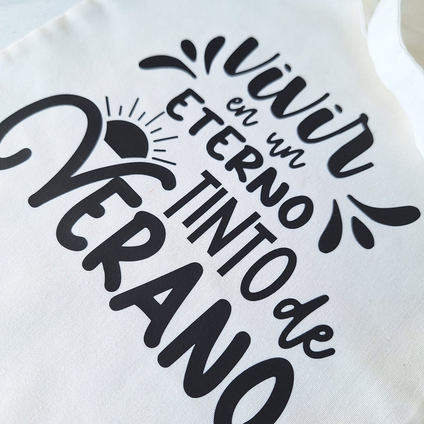 Vivir en un eterno tinto de verano · Tote bag