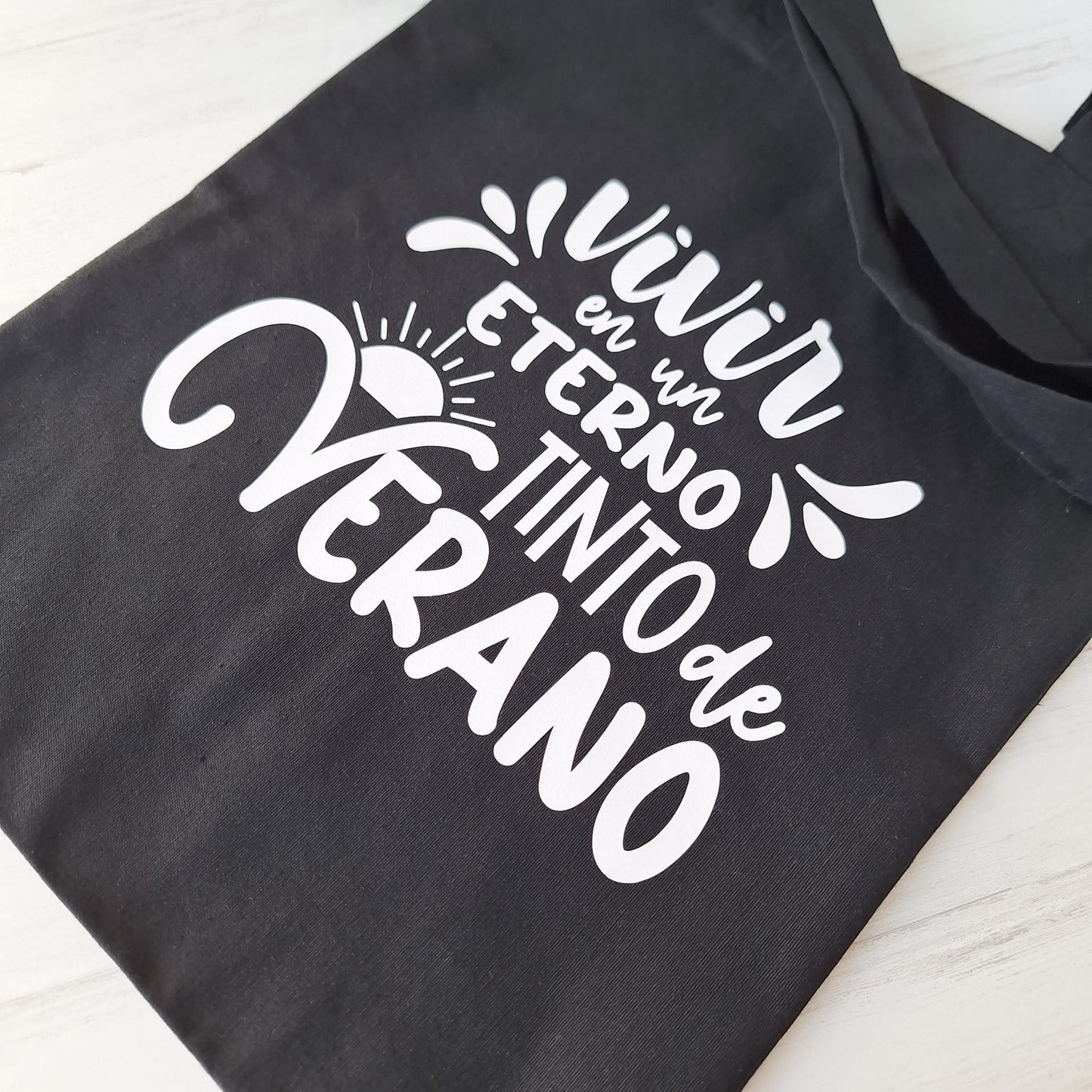 Vivir en un eterno tinto de verano · Tote bag